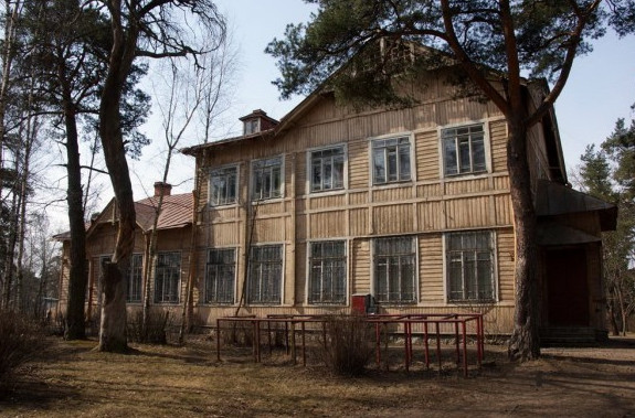 Смольный снесет старинную деревянную школу в Сестрорецке - «Свежие новости строительства»