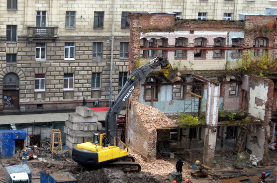Очевидцы: демонтажники сносят фасад Пушкарских бань - «Свежие новости строительства»