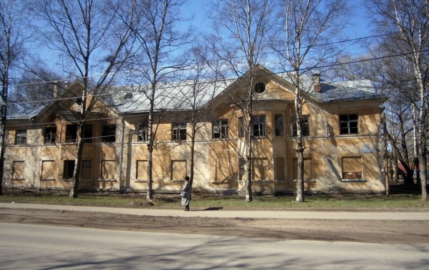 На улице Лермонтова в Красном Селе снесли расселенную «сталинку» - «Свежие новости строительства»