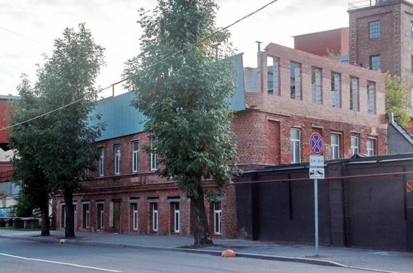 На улице Степана Разина зданию снесли самовольный этаж - «Свежие новости строительства»