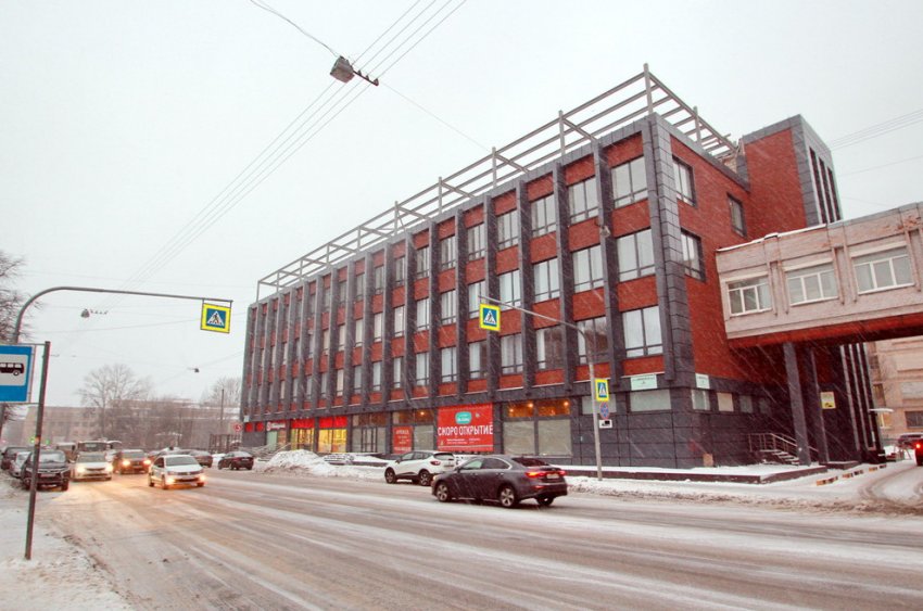 На Двинской улице незаконно надстраивают административное здание - «Свежие новости строительства»