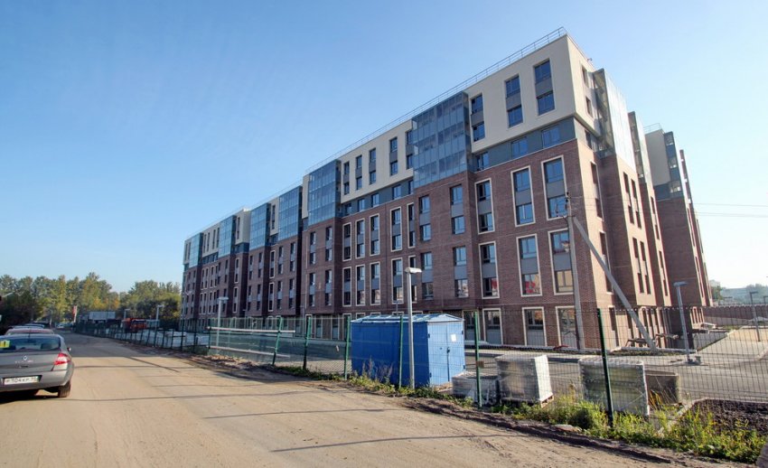 За парком на Петергофском шоссе построили дом с фальшскатом кровли - «Свежие новости строительства»