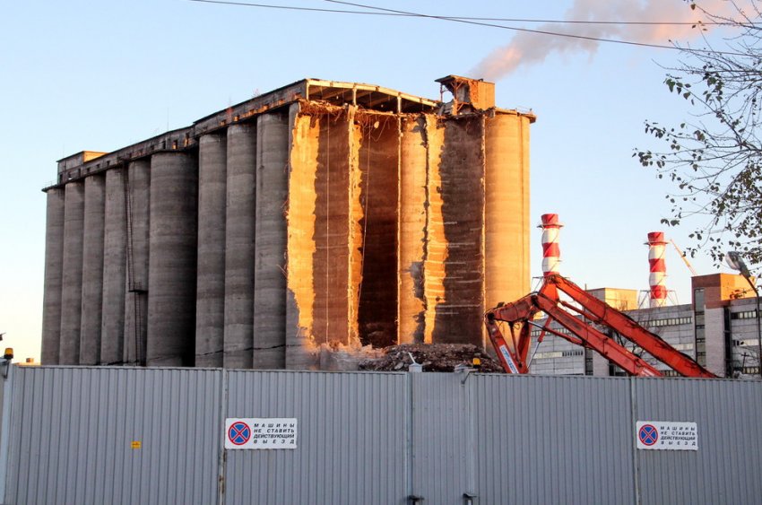 В конце Смоленской улицы сносят элеватор Масложирового комбината - «Свежие новости строительства»