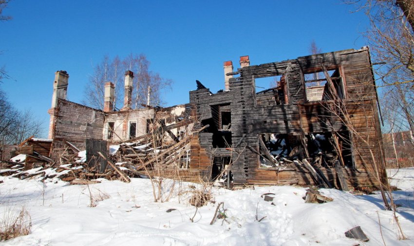 На Братской улице на Ржевке сносят советский деревянный жилой дом - «Свежие новости строительства»