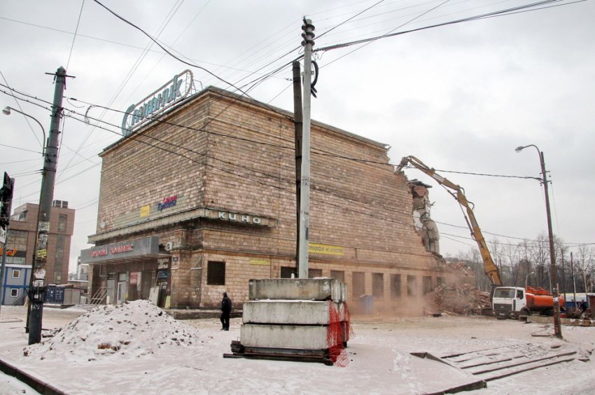 На улице Бабушкина начали сносить кинотеатр «Спутник» - «Свежие новости строительства»