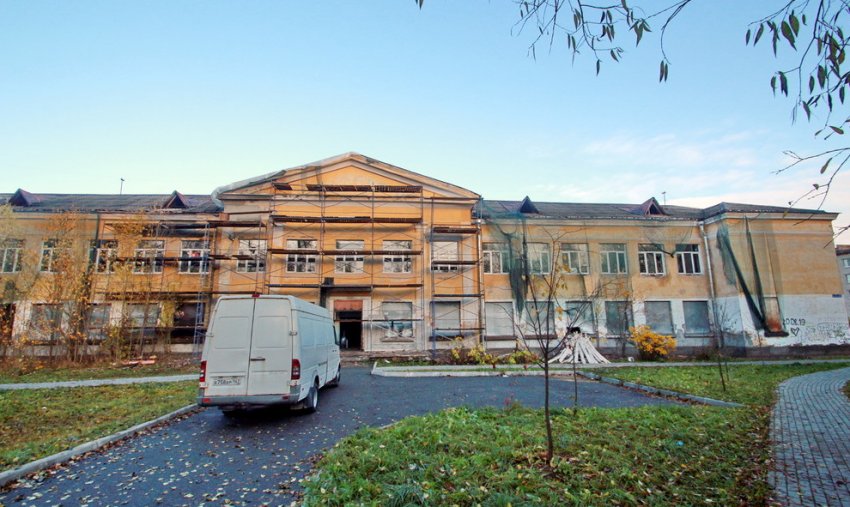 В Ториках ремонтируют заброшенную школу-«сталинку» - «Свежие новости строительства»