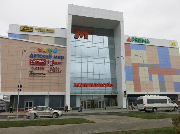 На Планерной улице открылся «приобнявший» заправку ТРК «Леденец» - «Свежие новости строительства»