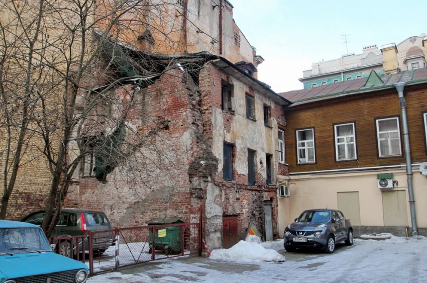 Собственников попросили отремонтировать заброшенный флигель на Среднем - «Свежие новости строительства»