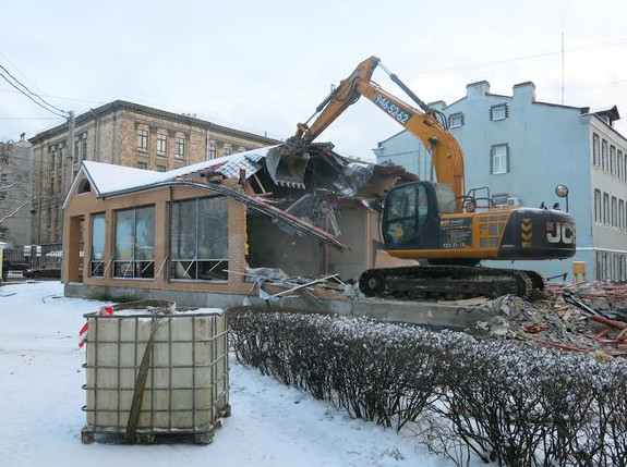 В Удельном парке сносят самовольно построенный капитальный ресторан - «Свежие новости строительства»