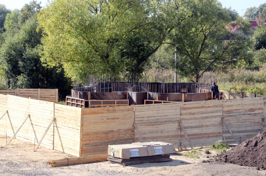 В Старо-Панове на берегу Дудергофки почти достроили самовольную часовню - «Свежие новости строительства»