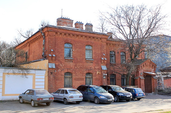 Краснокирпичное здание на реке Монастырке оштукатурили - «Свежие новости строительства»