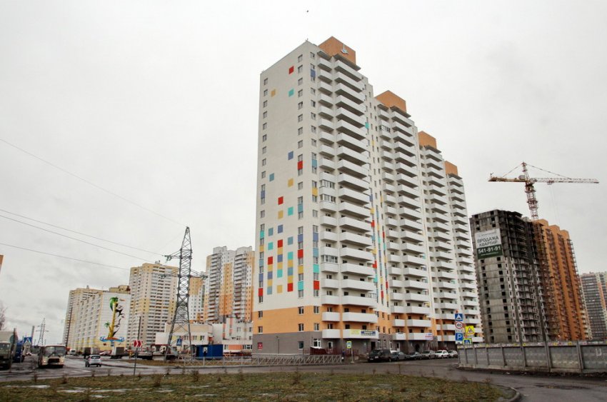 В Шушарах сдали жилой дом с разноцветными квадратами на фасадах - «Свежие новости строительства»