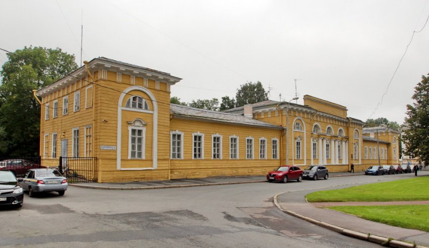 ГМЗ ремонтирует деревянный Флигель-адъютантский дом в Петергофе - «Свежие новости строительства»