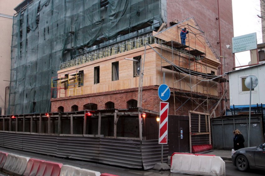 На 9-й Советской воссоздают фрагмент старинного дома с деревянным этажом - «Свежие новости строительства»