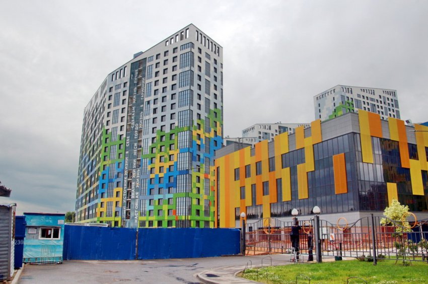 На улице Котанова на Мясокомбинате сдали разноцветные жилые дома - «Свежие новости строительства»