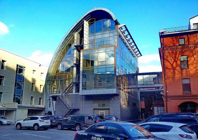 Во дворе на Пионерской улице построили стеклянное здание - «Свежие новости строительства»