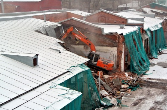 На территории «Баварии» на Петровском рушат старинные здания - «Свежие новости строительства»