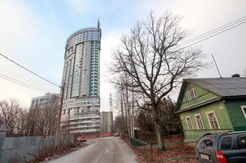 В Усть-Славянке достроили высотку посреди деревянных домов - «Свежие новости строительства»