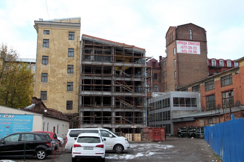 Брандмауэр чулочной фабрики на Красного Курсанта незаконно стал стеклянным - «Свежие новости строительства»