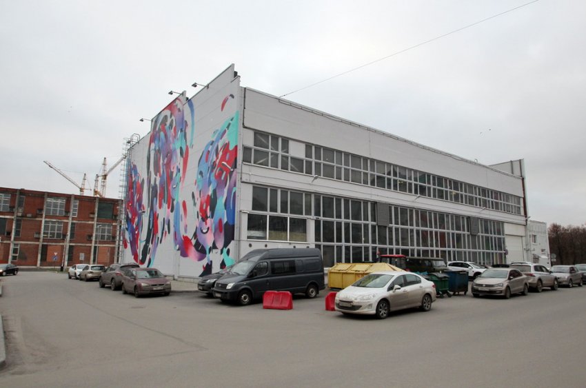 На Магнитогорской улице сносят заводской корпус с граффити - «Свежие новости строительства»