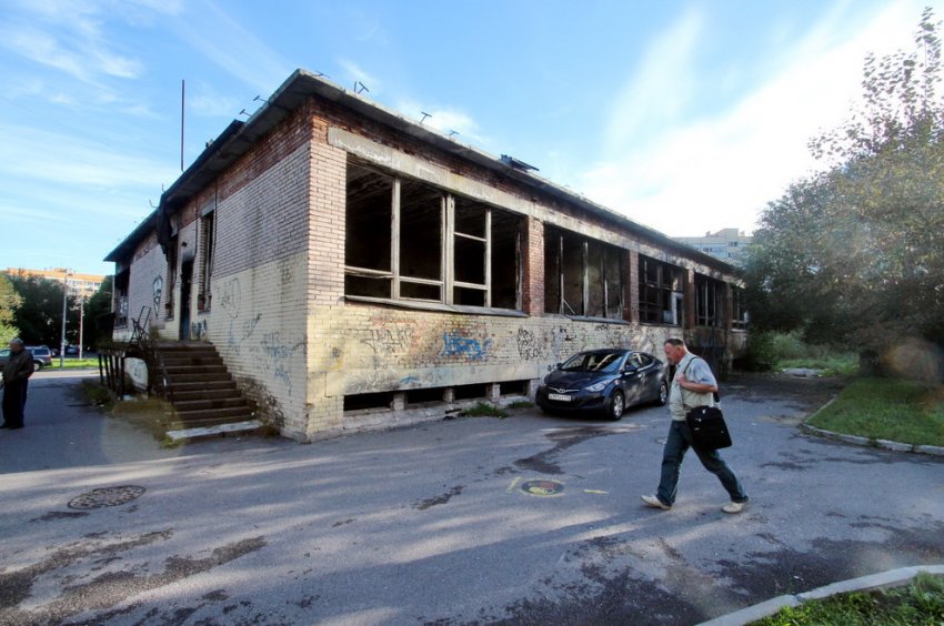 Во дворе на проспекте Ветеранов под детсад снесли заброшенный хозблок - «Свежие новости строительства»