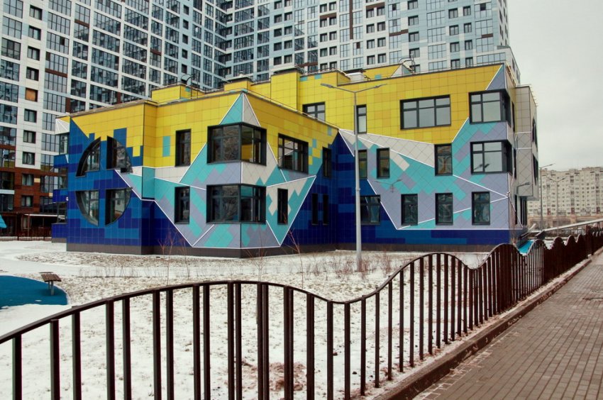 На намыве во дворах на улице Вадима Шефнера построили детский сад - «Свежие новости строительства»