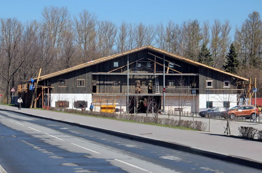 На Теннисной аллее реконструируют большой деревянный сарай - «Свежие новости строительства»