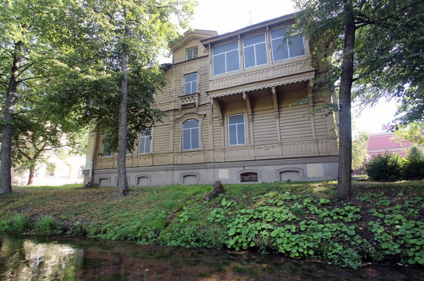 Резной дом на Лихардовском канале в Петергофе завершают восстанавливать - «Свежие новости строительства»