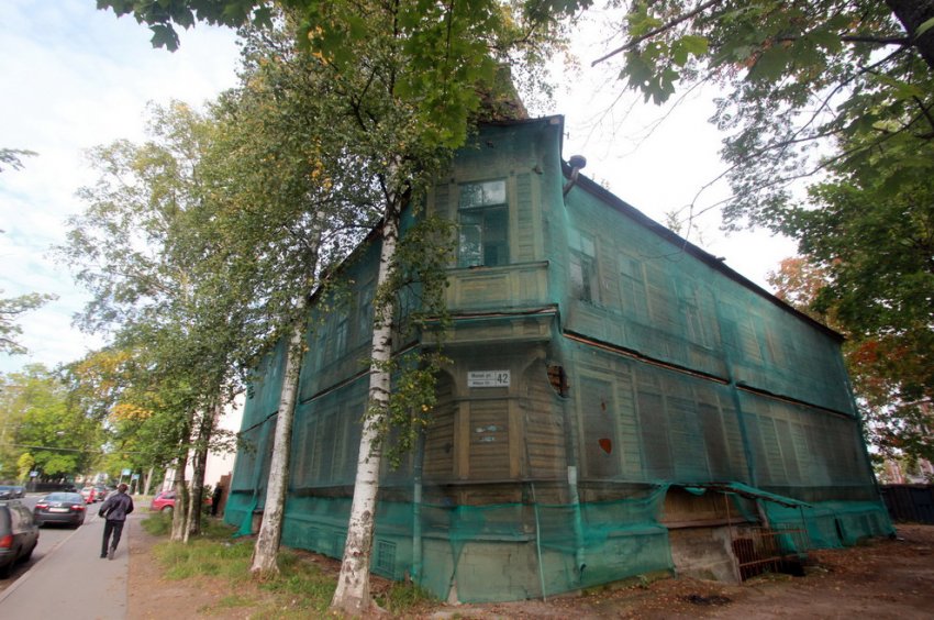 В Пушкине снесли памятник — деревянный дом Петровских на Малой - «Свежие новости строительства»
