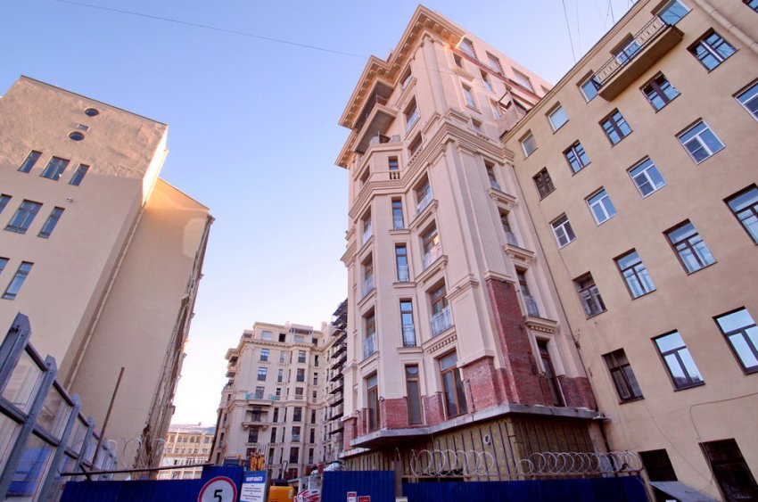 Дом-торчок во дворе на Загородном проспекте сдали недоделанным - «Свежие новости строительства»