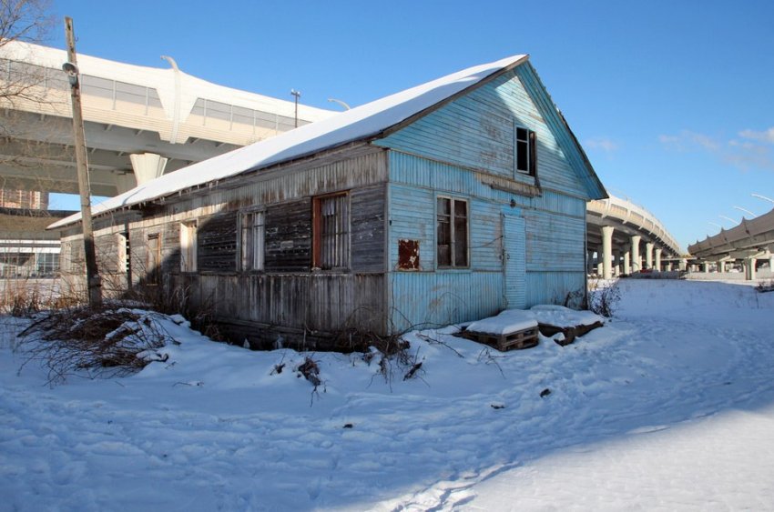 На месте сгоревшего дома под развязкой ЗСД построили новый - «Свежие новости строительства»