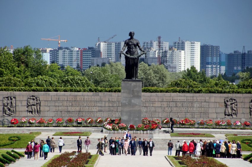 Жилые высотки на Муринской дороге стали фоном пискаревской Родины-матери - «Свежие новости строительства»