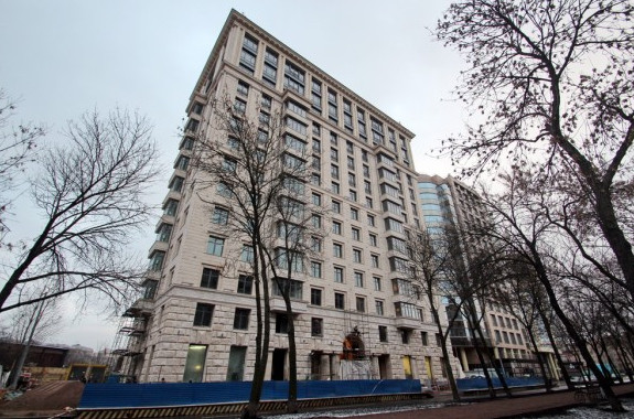 На улице Победы достроили вытянутую «неосталинку» - «Свежие новости строительства»