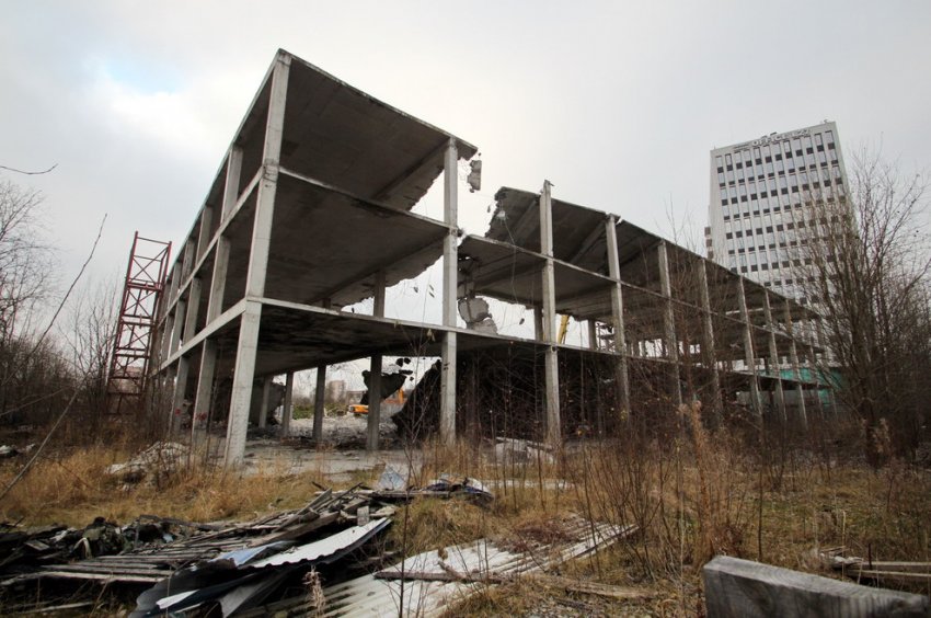 На улице Тухачевского продолжился снос недостроенного паркинга - «Свежие новости строительства»