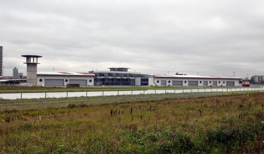 На окраине Дачного возвели главный корпус вертодрома «Хели-драйв» - «Свежие новости строительства»