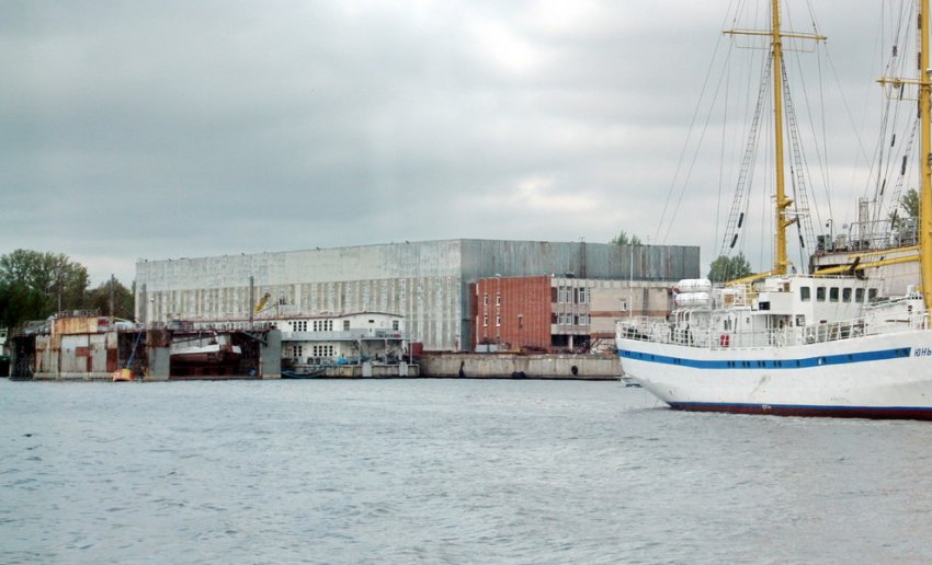 На берегу Малой Невы снесли один из двух судоремонтных цехов - «Свежие новости строительства»