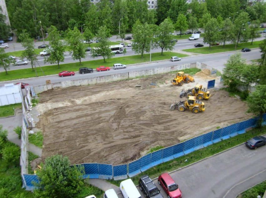 На улице Карпинского власти засыпали свежевырытый котлован магазина - «Свежие новости строительства»