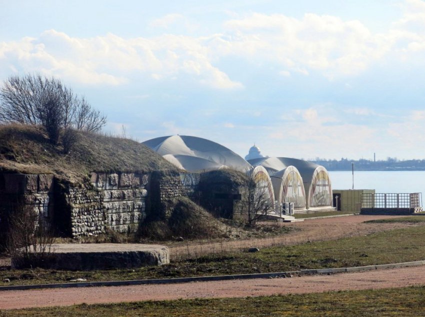 3-й Северный форт возле дамбы огородили под ресторан c причалами - «Свежие новости строительства»