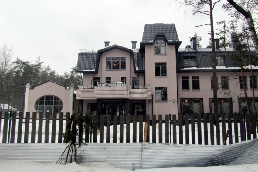 Четыре участка в Комарове застроили частным «гериатрическим центром» - «Свежие новости строительства»