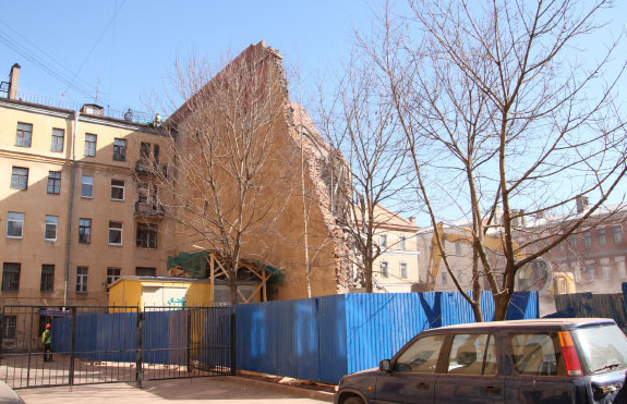 Исторический дом в переулке Лодыгина, 3, снесли наполовину - «Свежие новости строительства»