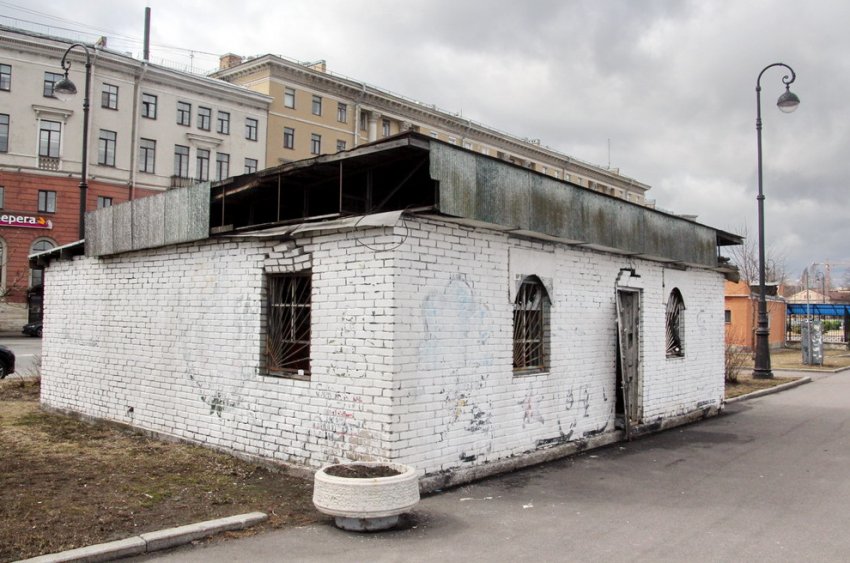 На набережной Макарова сломали бывшие кассы «Метеоров» - «Свежие новости строительства»