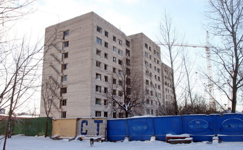 Во дворах на Двинской улице готовятся снести аварийное общежитие - «Свежие новости строительства»