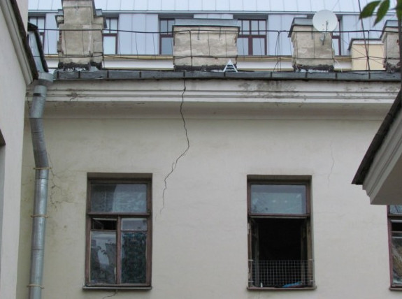 Дом Усовой на 13-й линии не рушится, а трещины заделают в мае - «Свежие новости строительства»