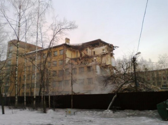 Конструктивистское общежитие на улице Хлопина начали демонтировать - «Свежие новости строительства»