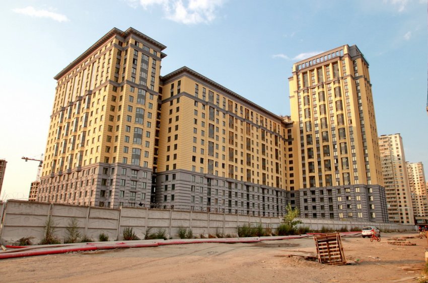 В начале улицы Дыбенко построили жилой дом а-ля «сталинка» - «Свежие новости строительства»