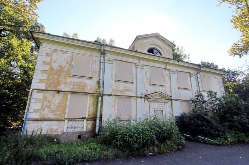 Аварийную «сталинку» на Михайловской в Ломоносове капитально отремонтировали - «Свежие новости строительства»