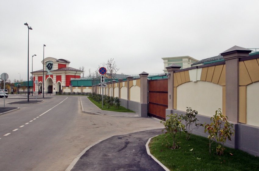 На Пулковском шоссе достроили торговый комплекс из «старинных» домиков - «Свежие новости строительства»