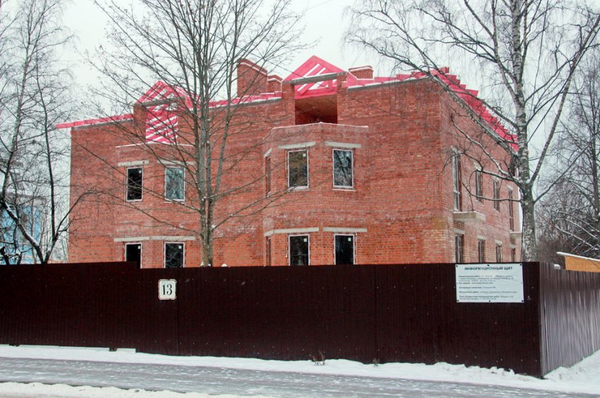 Смольный через суд требует снести самострой на Михайловской в Ломоносове - «Свежие новости строительства»