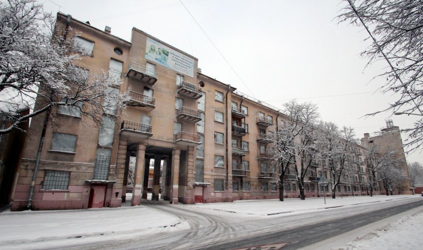 В Кронштадте начался капитальный ремонт конструктивистского дома - «Свежие новости строительства»