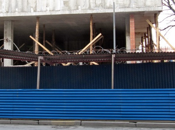 На стройке бизнес-центра в Евпаторийском потолки лежат на деревьях - «Свежие новости строительства»